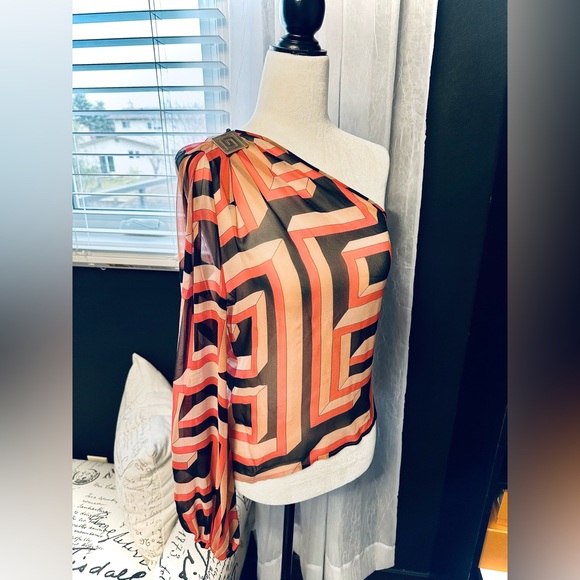 Gianni Versace
Silk Printed Blouse
Size: S I US4, IT40 - Picture 5 of 9